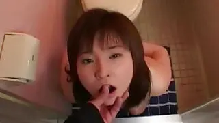 日本辣妹被绑着口交毛茸茸的鸡巴，美味的奶子在厕所里晃动