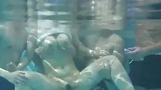 Asya'nın en arsız kadını Suzuna Komiya havuz başında oral seks yapıyor.